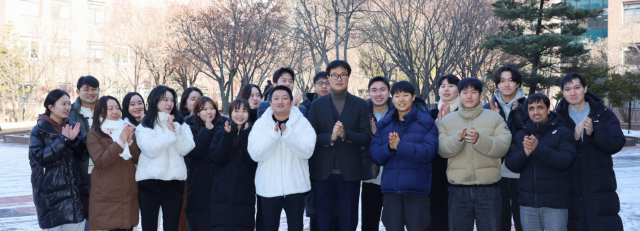 김 교수 연구팀이 손뼉을 치고 웃으며 ‘이달의 과학기술인상’ 수상을 자축하고 있다.