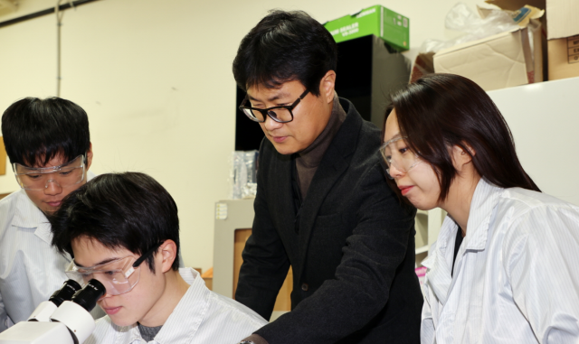 김태일(오른쪽 두 번째) 성균관대 화학공학과 교수가 생체 모방 바이오 전자소자에 관해 연구팀과 의견을 교환하고 있다. 사진 제공=한국연구재단