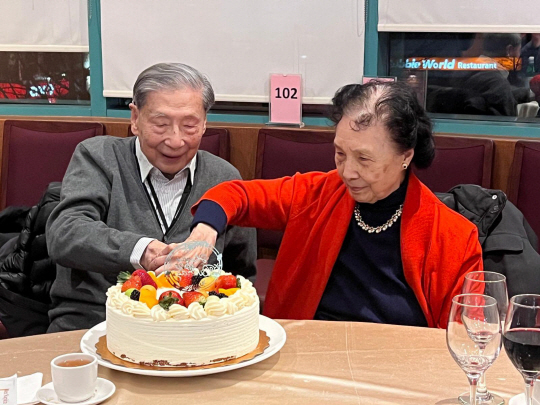 마오위스(왼쪽)가 14일(현지 시간) 캐나다 밴쿠버의 한 식당에서 부인과 함께 생일 케이크를 자르고 있다. 차이선쿤 X 캡처