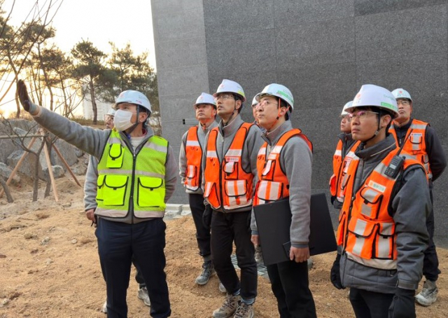 윤진오 동부건설 대표이사(좌측)가 동절기 현장 안전점검을 실시하고 있다./사진=동부건설