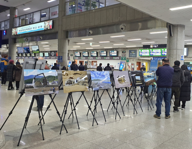 인천항 연안여객터미널 이용객들이 수상작을 감상하고 있다. 사진제공=인천항만공사