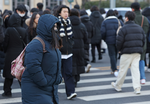 서울 종로구 광화문네거리에서 시민들이 이동하고 있다. 연합뉴스