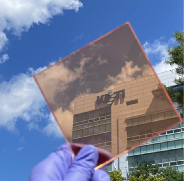 양자점 적용 투명 태양광 집광판. 사진 제공=KETI