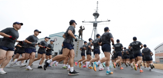 18일 경남 창원시 진해구 진해 군항에서 해군 심해잠수사(SSU)들이 혹한기 훈련에 앞서 달리기를 하고 있다. 연합뉴스