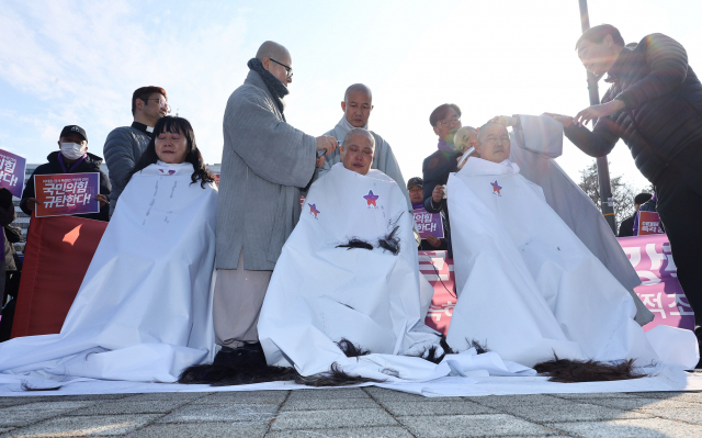 10.29 이태원 참사 유가족들이 18일 오후 서울 용산구 대통령실 인근에서 국민의힘의 이태원 참사 진상규명 특별법에 대한 대통령 거부권 행사 건의를 규탄하며 삭발식을 하고 있다. 연합뉴스