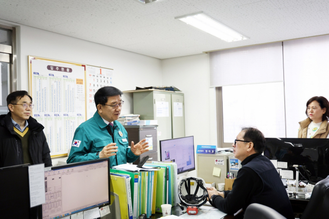 문헌일 구로구청장이 18일 아파트 관리사무소 관계자들을 격려하고 있다. 사진제공=구로구