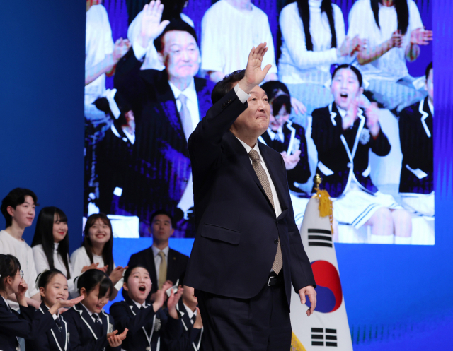 윤석열 대통령이 18일 전주시 덕진구 한국소리문화의전당 모악당에서 열린 전북특별자치도 출범식에서 축사를 마친 뒤 인사하고 있다. 윤석열