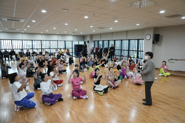 이순희 서울 강북구청장이 지난 17일 삼양동 주민센터를 찾아 구민에게 새해 인사를 건네는 모습. 사진 제공=서울 강북구