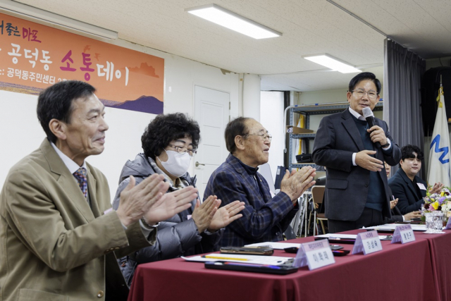 지난 4일 박강수 마포구청장이 공덕동 동 소통데이에 참석했다. 사진 제공=마포구