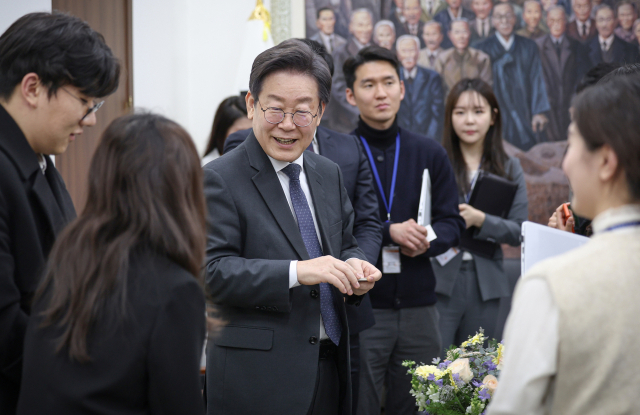 이재명 더불어민주당 이재명 대표가 18일 국회 당 대표실에서 부산 가덕도 피습 현장에 있었던 기자들과 차담회를 하고 있다. 연합뉴스