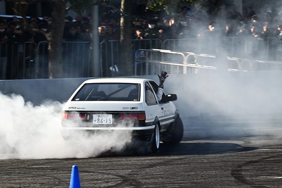 AE86 짐카나 배틀에서 승리를 거둔 사사키 마사히로가 세레머니를 펼치고 있다. 김학수 기자