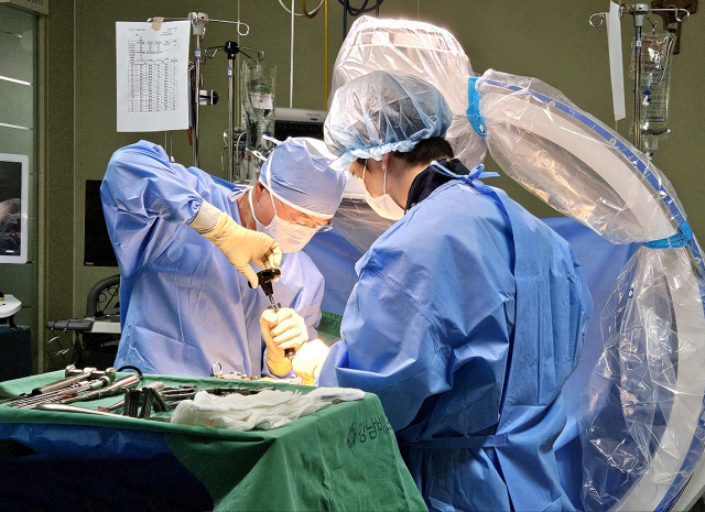 이춘성(왼쪽) 강남베드로병원 척추센터 원장이 척추측만증 수술을 진행 중이다. 사진 제공=강남베드로병원