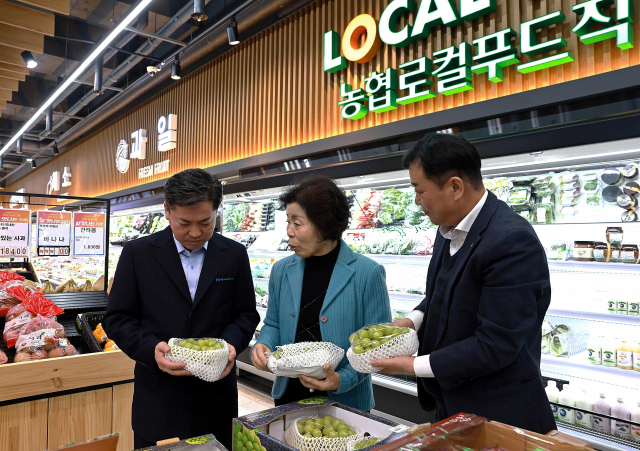 조근수(왼쪽 첫 번째) 경남농협 본부장이 18일 함안군 가야농협에서 설 명절을 대비해 식품안전 현장점검을 진행하고 있다. 사진제공=경남농협