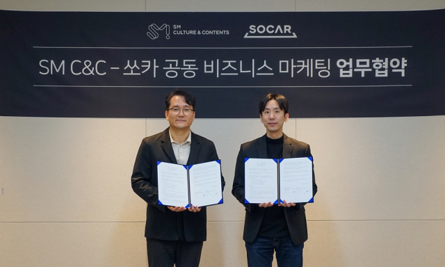 박재욱(오른쪽) 쏘카 대표와 남궁철 SM C&C 대표이사가 18일 서울 성동구 SM C&C 본사에서 열린 기업 대상 기업간거래(B2B) 비즈니스 분야 협력을 위한 업무 협약식에서 기념사진을 촬영하고 있다. 사진제공=쏘카