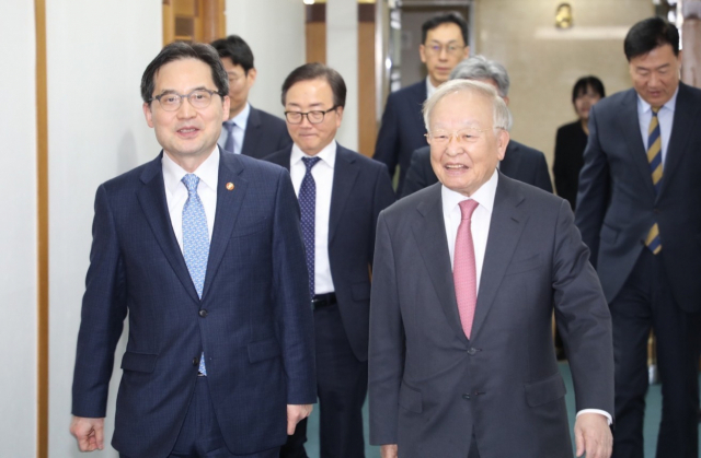 손경식 한국경영자총협회 회장(오른쪽)이 18일 경총회관에서 한기정 공정거래위원회 위원장과 면담하기 위해 이동하고 있다. 연합뉴스