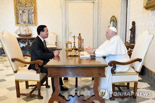 보 반 트엉 베트남 국가주석(왼쪽)과 프란치스코 교황이 27일(현지시간) 바티칸에서 만나고 있다. 바티칸은 이날 베트남전 종전 이후 처음으로 베트남에 상주 대표부를 설치하기로 합의했다고 발표했다. 바티칸 EPA=연합뉴스