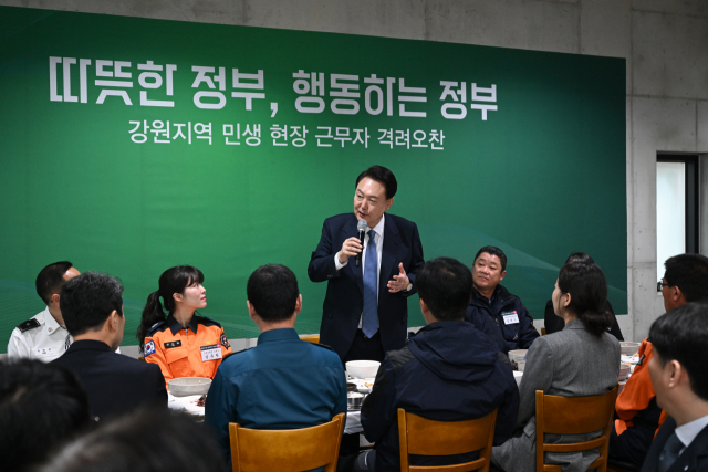 윤석열 대통령이 19일 강원도 강릉시 한 순두부 음식점에서 열린 강원지역 민생 현장 근무자 격려 오찬에서 발언하고 있다. 강릉=연합뉴스