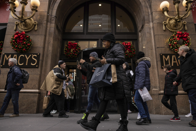 시민들이 미국 뉴욕의 한 메이시스 백화점 앞을 걸어가고 있다. AP연합뉴스