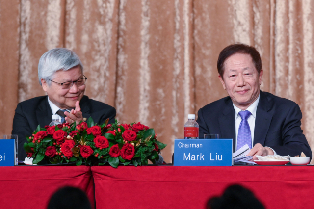 류더인(오른쪽) TSMC 회장과 웨이저자 최고경영자(CEO)가 18일(현지 시간) 대만 타이베이에서 기자회견을 갖고 실적을 발표하고 있다. AFP연합뉴스
