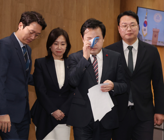 김용남(오른쪽 두번째) 국민의힘 전 의원이 12일 국회에서 기자회견을 열고 탈당 및 개혁신당 합류를 선언하고 눈물을 닦으며 나서고 있다. 오른쪽부터 개혁신당 천하람, 김 전 의원, 허은아, 이기인 공동 창당준비위원장. 연합뉴스