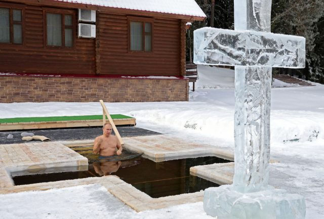 블라디미르 푸틴 러시아 대통령이 지난 2021년 1월 19일 러시아 모스크바 지역에서 얼음물에 몸을 담그고 있다. 당시 이날 모스크바 기온은 영하 20도까지 떨어졌다. /AFP연합뉴스