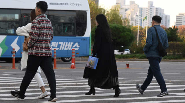 서울 여의도 거리에서 두꺼운 옷차림을 한 직장인들이 출근길 발걸음을 재촉하고 있다. 오승현 기자