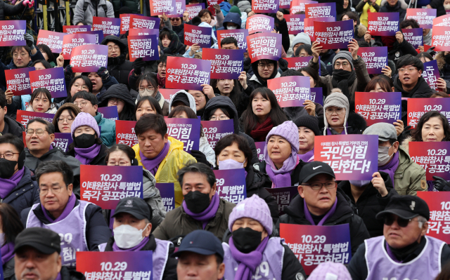 20일 오후 서울 광화문 새문안로에서 열린 10·29 이태원참사 특별법 공포 촉구 대회에서 참가자들이 '국민의힘 거부권 건의 규탄, 윤대통령 법률 즉각 공포' 등을 외치고 있다. 연합뉴스