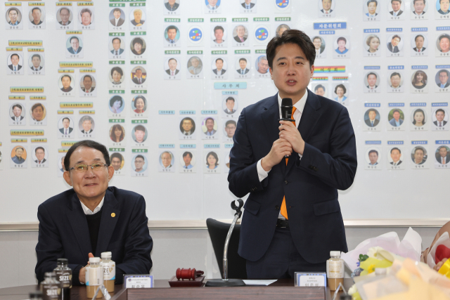 개혁신당 이준석 정강정책위원장이 19일 오전 서울 용산구 전국호남향우회 총연합회에서 열린 간담회에서 인사말하고 있다. 연합뉴스