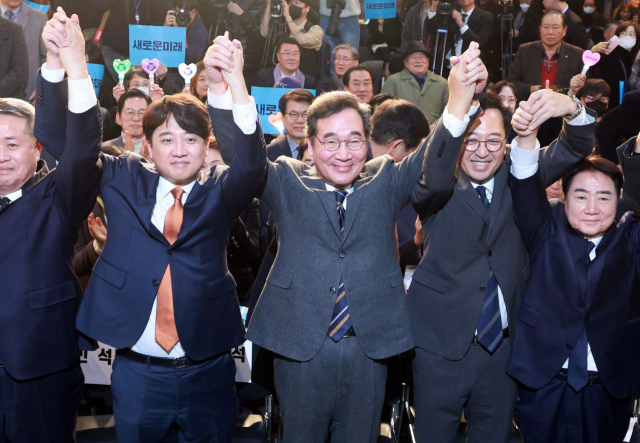 더불어민주당을 탈당한 이낙연 전 대표가 16일 오후 서울 동작구 서울여성플라자에서 열린 새로운미래 출범식에서 참석자들과 함께 기념촬영을 하고 있다. 왼쪽부터 개혁신당(가칭) 이준석 정강정책위원장, 이낙연 전 대표, 새로운선택 금태섭 대표, 이석현 전 국회부의장. 연합뉴스