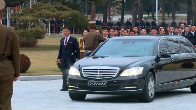 지난해 12월 26일 당중앙위원회 본부 청사에서 소집된 제8기 제9차 전원회의 확대회의에 참석하기 위해 내각총리 김덕훈이 벤츠 8세대 S클래스 리무진에서 내리고 있다. 조선중앙TV·연합뉴스