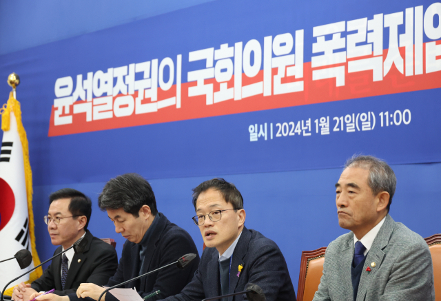 21일 국회에서 열린 더불어민주당 '윤석열 정권의 국회의원 폭력제압 및 거짓 해명 규탄' 기자간담회에서 박주민 민주당 원내수석부대표가 발언을 하고 있다. 연합뉴스