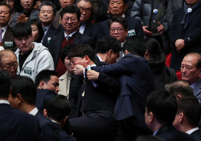 강성희 진보당 의원이 18일 전주시 덕진구 한국소리문화의전당 모악당에서 열린 전북특별자치도 출범식에서 윤석열 대통령이 입장하며 참석자들과 악수하는 동안 경호원들에게 제지당해 끌려나가고 있다. 연합뉴스