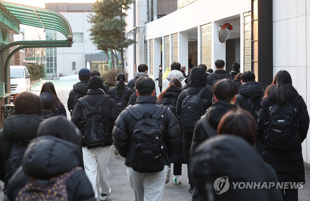 고등학교 1·2학년 대상 전국연합학력평가가 열린 지난달 19일 서울의 한 고등학교에서 학생들이 등교하고 있다. 연합뉴스