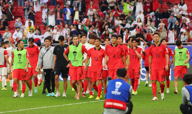 한국 축구대표팀 선수들이 20일 요르단과 아시안컵 조별리그 E조 2차전에서 2대2로 비긴 뒤 아쉬운 표정을 지으며 경기장을 빠져나가고 있다. 연합뉴스