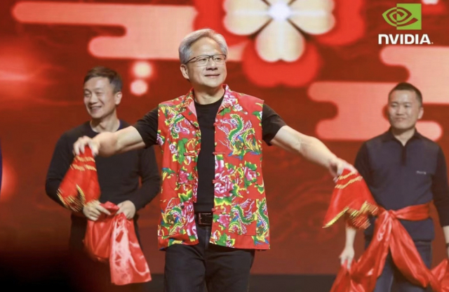 젠슨 황 엔비디아 최고경영자(CEO)가 20일 중국 상하이에서 열린 회사 연례 회의에 참석해 직원들과 춤을 추고 있다. 엔비디아 홈페이지