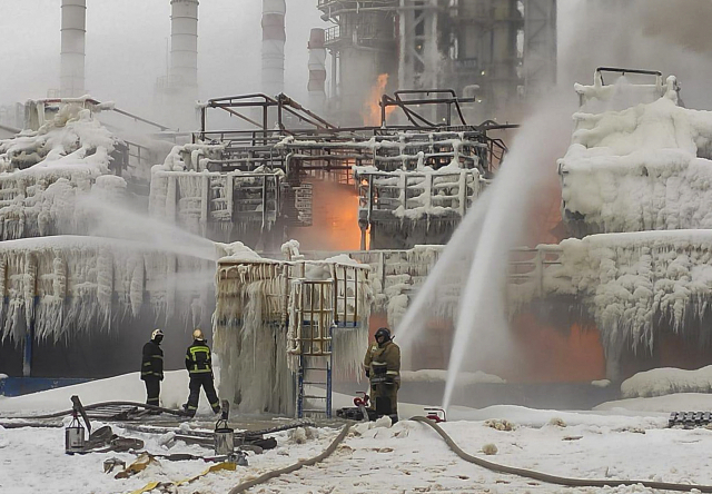 21일(현지 시간) 러시아 발트해 연안 우스트루가 항구에 위치한 가스 터미널에 대형 폭발에 따른 화재가 발생, 소방관들이 진화작업을 벌이고 있다. EPA연합뉴스