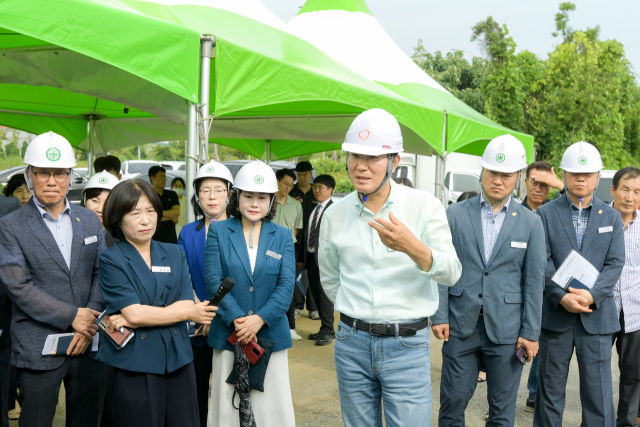 지난해 7월 3일 노관규 순천시장이 민선 8기 1주년을 맞은 첫 행보로 한화에어로스페이스 단 조립장 설립 예정 부지를 찾았다. 노 시장은 2023순천만국제정원박람회 이후 광폭 경제행보를 보이고 있다. 사진 제공=순천시