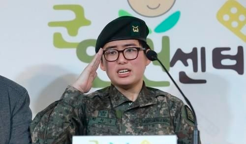 軍 저출산에 급했나?…호르몬 치료 안 받은 트랜스여성  ‘병역의무’ 부과[이현호 기자의 밀리터리!톡]