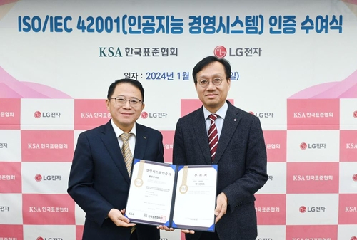 오세기 LG전자 H&A연구센터장(오른쪽)과 강명수 한국표준협회 회장이 지난 19일 서울 강남구 한국표준협회에서 진행된 인증 수여식에서 기념사진을 촬영하고 있다. 사진제공=LG전자