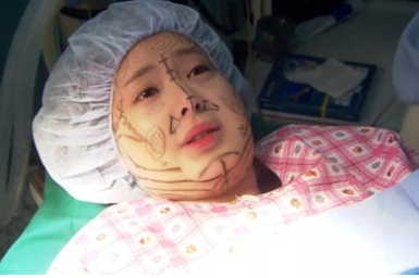 '얼굴 너무 달라지면 입국 어려워'…‘한국 성형수술’ 주의보 내린 중국 대사관