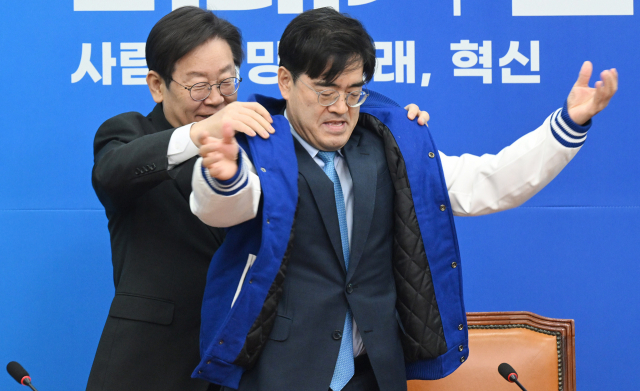 이재명(왼쪽) 더불어민주당 대표가 22일 서울 여의도 국회에서 열린 '9호 인재 영입 환영식'에서 인재로 영입된 공영운 전 현대자동차 사장에게 야구점퍼를 입혀주고 있다. 오승현 기자 2024.01.22