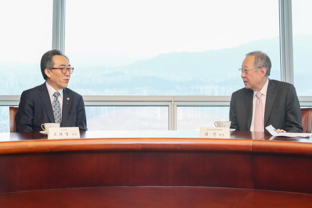 류진(오른쪽) 한국경제인협회 회장이 22일 여의도 한국경제인협회를 방문한 조태열 외교부 장관과 주요 현안 및 협력방안에 대해 논의했다. 사진제공=한경협