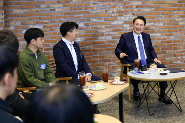 윤석열 대통령이 19일 강원도 강릉시의 청년사업가가 운영하는 한 카페에서 강원 지역 청년들과 이야기를 나누고 있다. 사진제공=대통령실