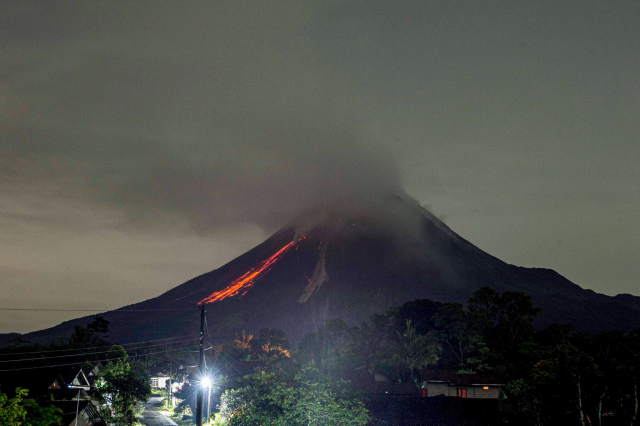 지난 5일 인도네시아 므라피 화산이 폭발하며 용암이 흘러내리는 모습. 사진=신화·연합뉴스