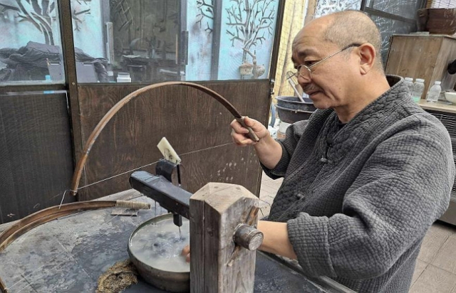 투각 작업 중인 김영희 씨. 사진 제공=문화재청