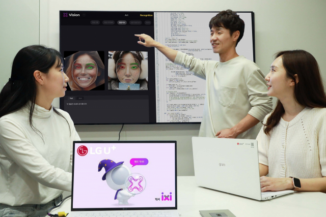 LG유플러스 직원들이 자사가 개발한 인공지능 ‘익시’를 활용해 이미지 생성 기능을 테스트하고 있다. 사진 제공=LG유플러스