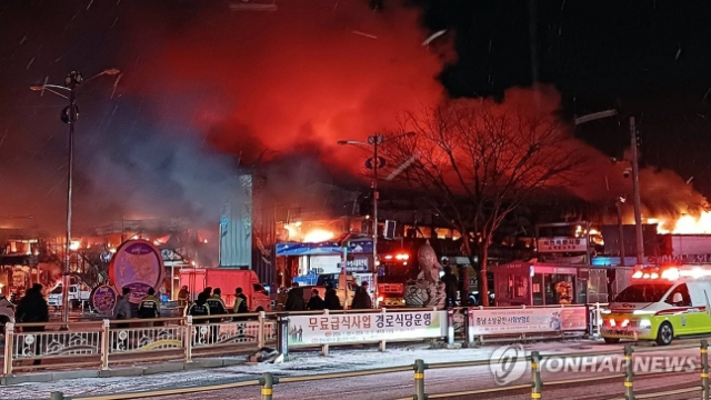 22일 오후 11시 8분께 충남 서천군 서천읍 서천특화시장에서 불이 났다.소방 당국은 대응 2단계(8∼14개 소방서에서 51∼80대의 장비를 동원하는 경보령)를 발령해 진화작업을 벌이고 있다. 서천=연합뉴스