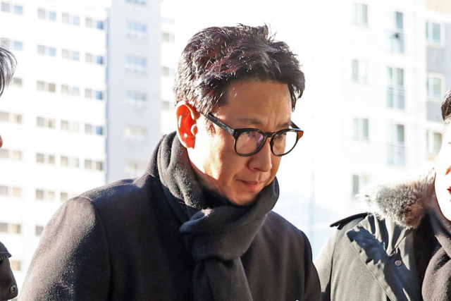마약 투약 혐의를 받는 배우 이선균(48) 씨가 지난해 12월 23일 오전 세 번째 조사를 받기 위해 인천경찰청 마약범죄수사계에 출석하고 있다. 연합뉴스