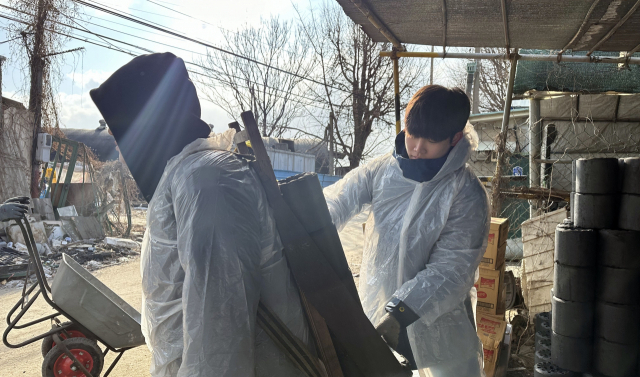 시프트업 임직원들은 22일 남양주 연탄은행과 경기 구리시 토평 일대에서 연탄을 짊어지고 주민에게 전달하는 봉사 활동을 진행했다.포 스텍 오프 캠퍼스(Off Campus) 제도를 통해 니케실 프로그램그룹에서 연구개발 중인 재학생 김하륜(오른쪽) 씨가 연탄을 옮기고 있다. 사진제공=시프트업