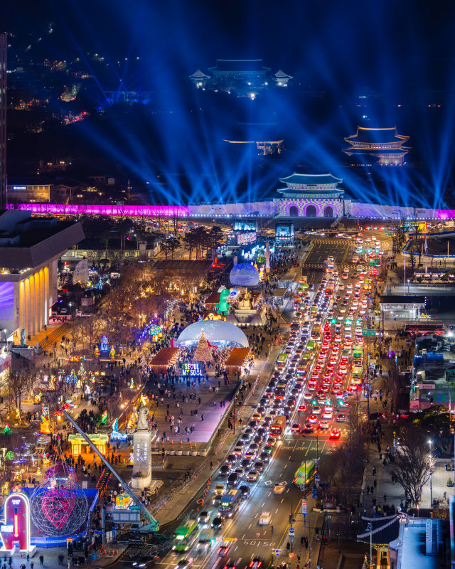 2023 서울빛초롱축제와 2023 광화문광장 마켓의 전경. 사진 제공=서울관광재단